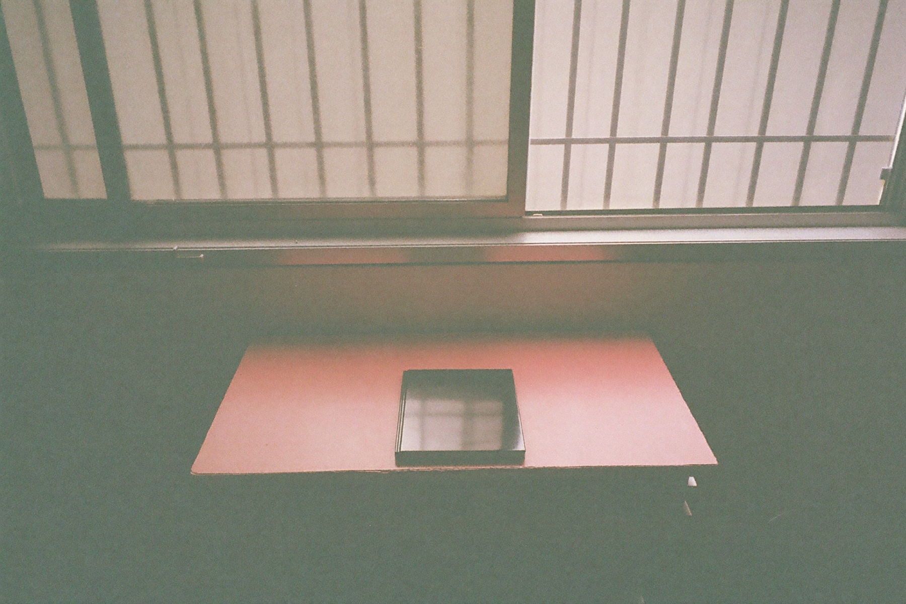 整理後只留一本筆記本、朝向窗戶的工作桌