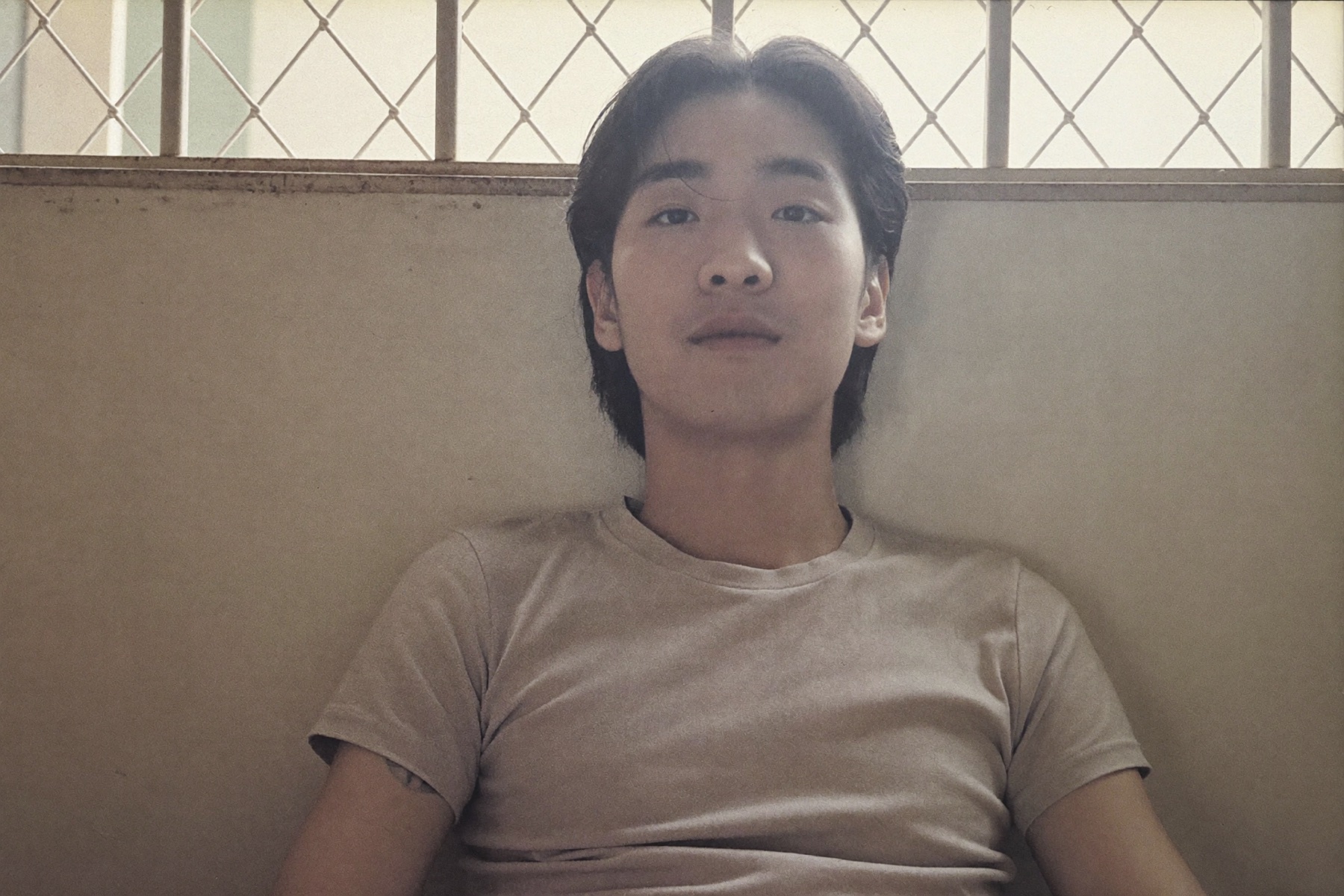 人物面向大片窗戶,柔和日光從前左方打在臉上